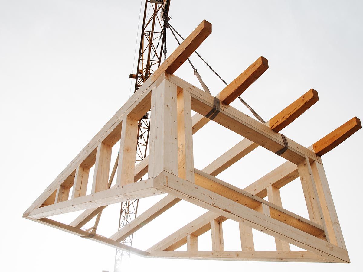Holzrahmen wird angehoben.